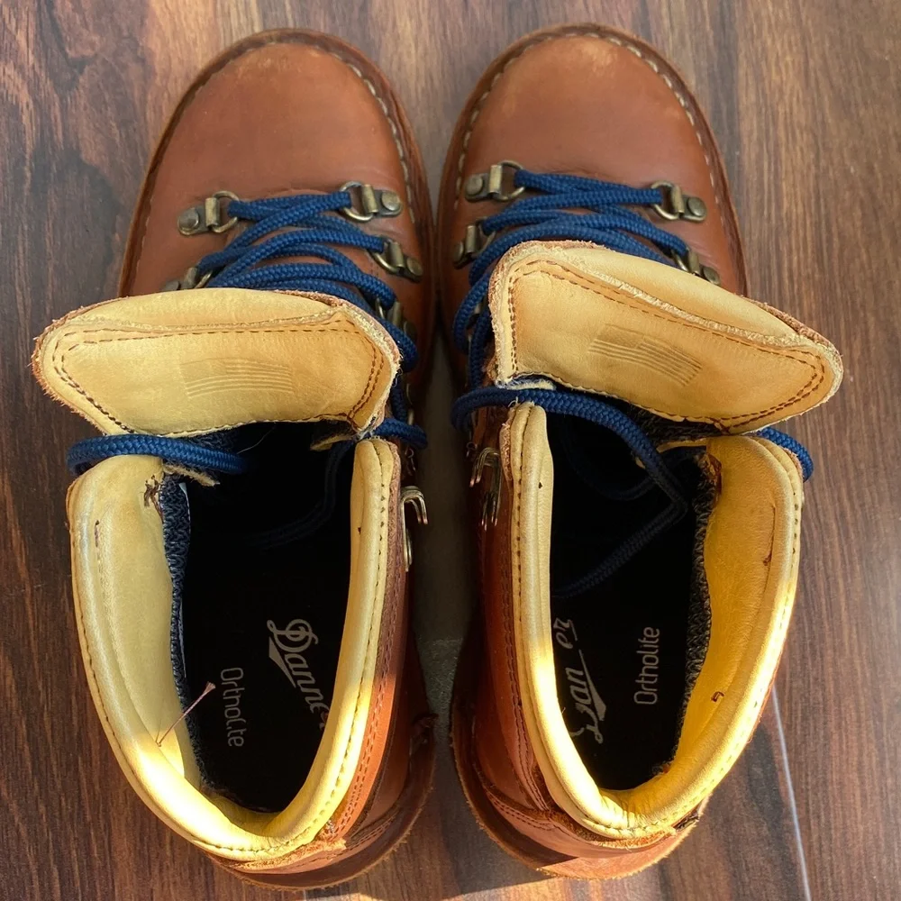 Danner Mountain Pass Cedar Cognac Leather Boots Blue Laces 33277